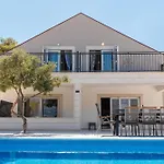 Maris Villa